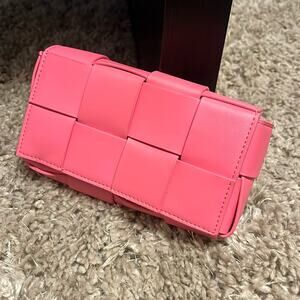 🥳 Posh unbranded Barbie Pink Clutch. Similar to the LV and Bottega Venetta!